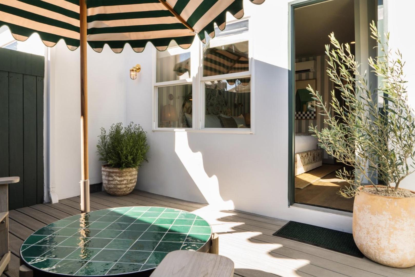 Le Petit Pali Brentwood Hotel